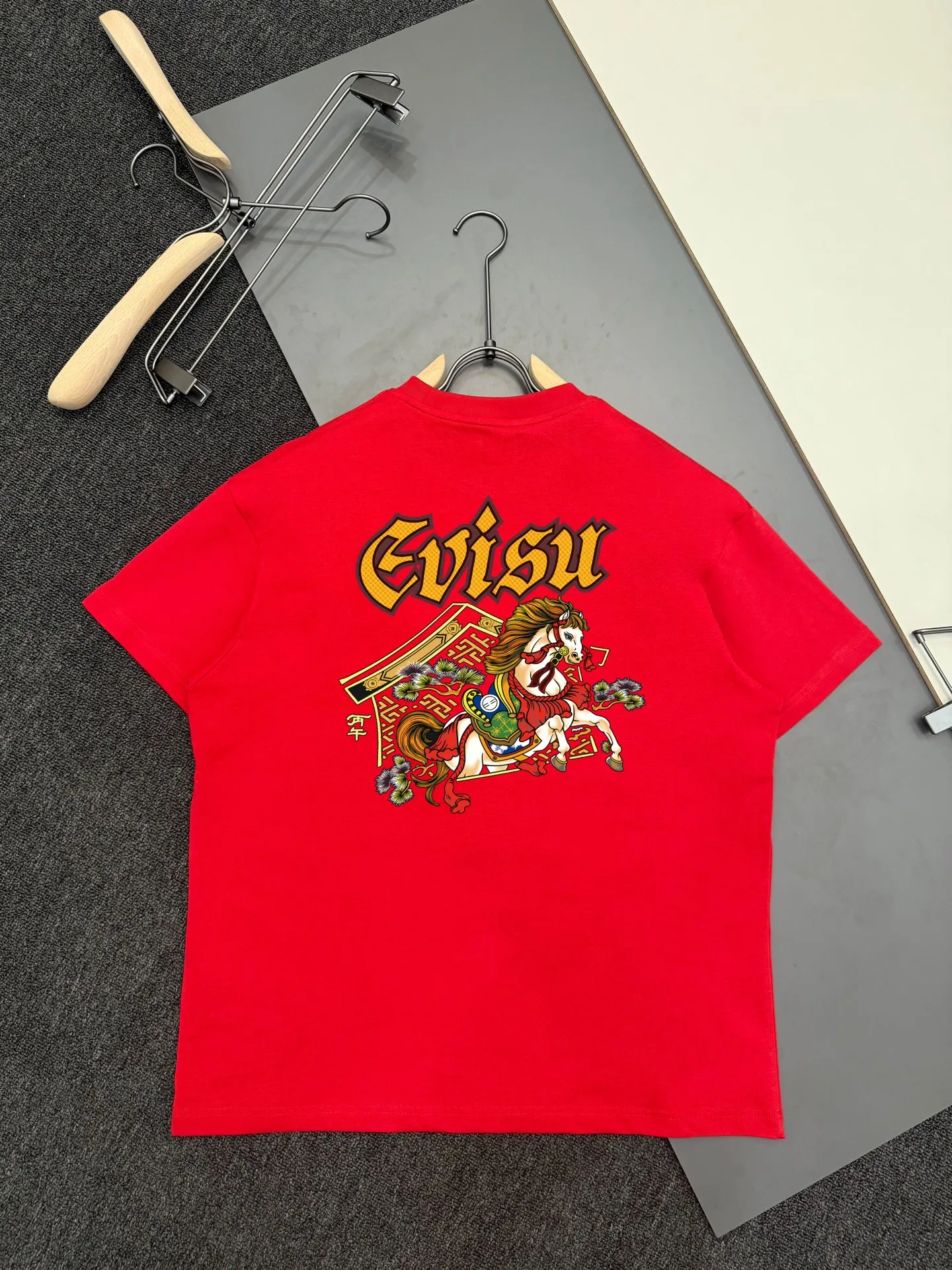 EVISU 2026 New Arrival T Sizes S-XXL ： 5 # # Size S ：69 ：108 ：55 100-120 M ：70 ：110 ：56 120-140 L ：72 ： 114 ：57 140-160 XL ：74 ：118 ：58 165-180 XXL ：76 ：124 ：59.5 180 ： (CM) ， 1-3CM ， !
